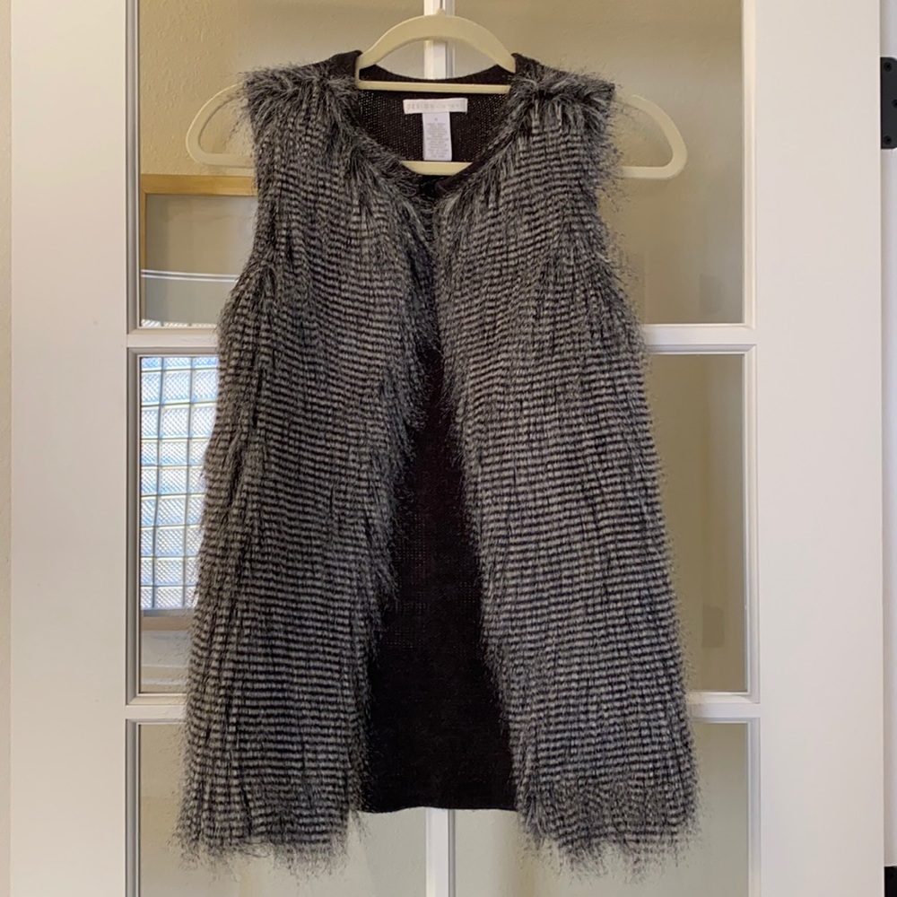 Design History faux fur feather vest black white S